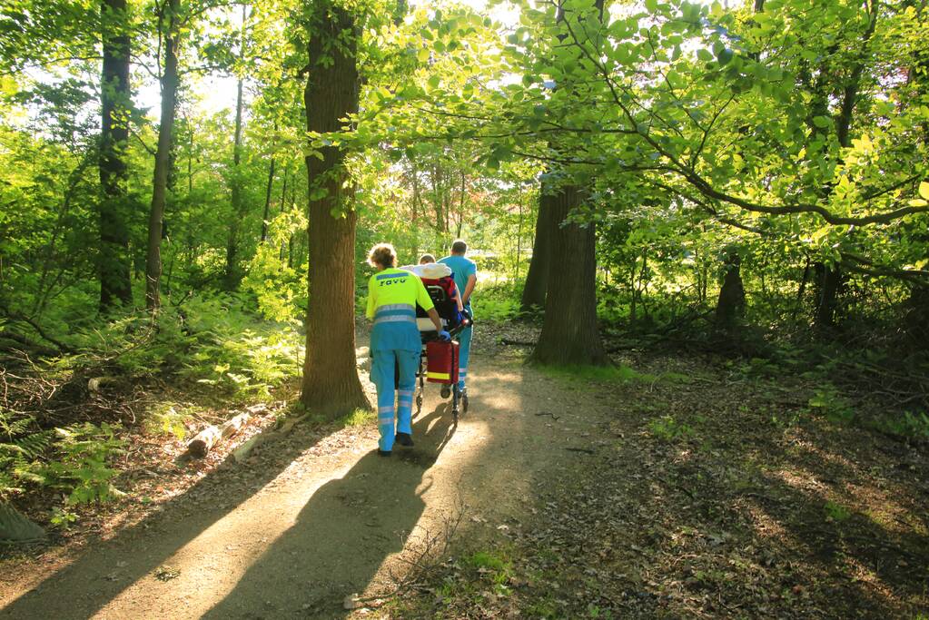 Hardloopster gewond door vallende tak