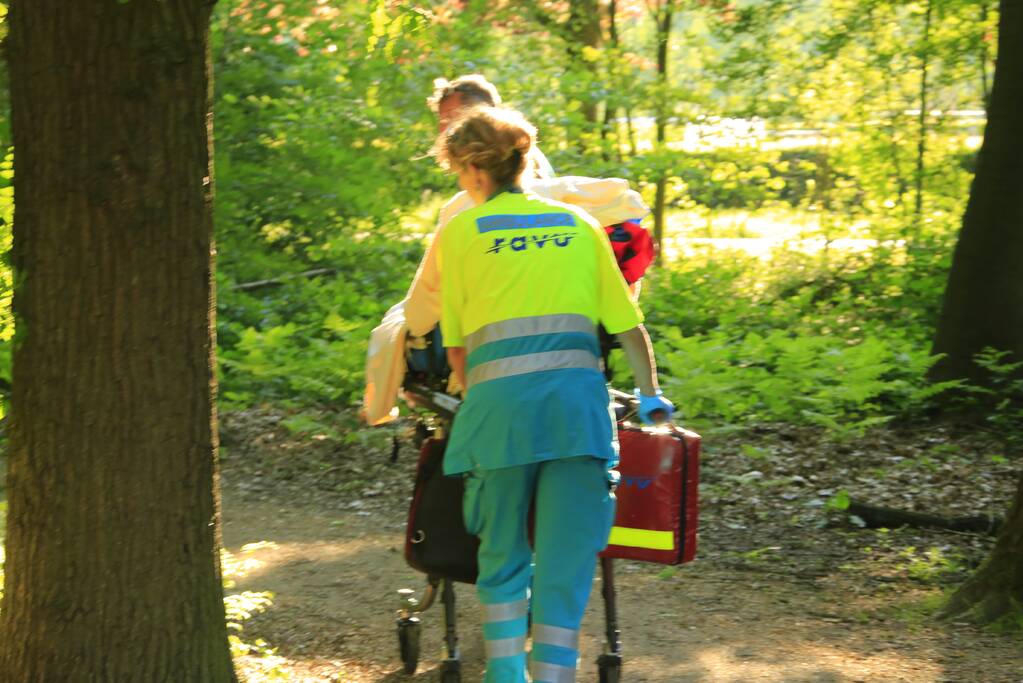 Hardloopster gewond door vallende tak