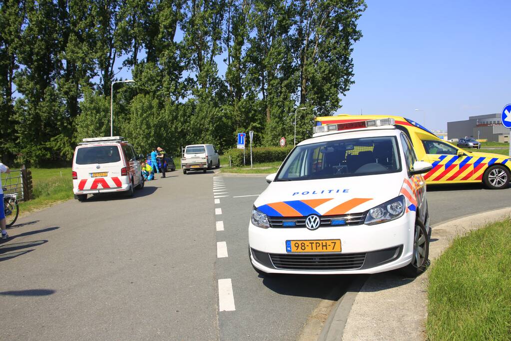 Fietsster en scooterrijdster botsen