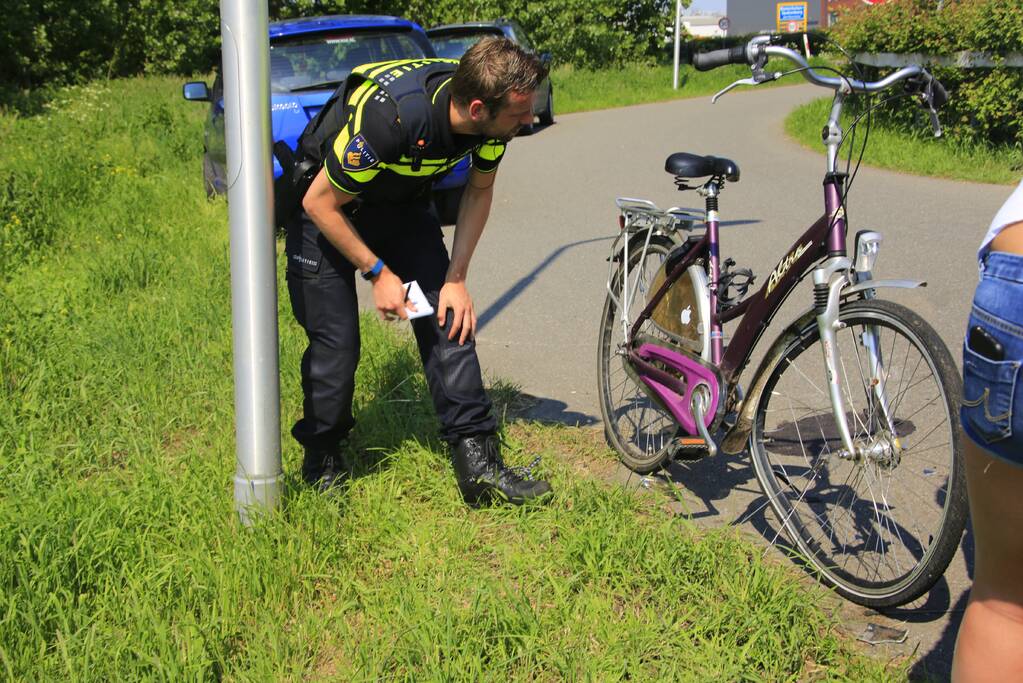 Fietsster en scooterrijdster botsen
