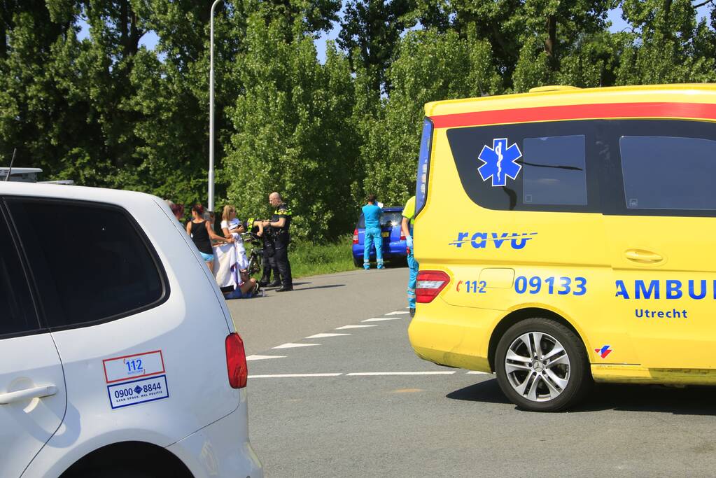 Fietsster en scooterrijdster botsen