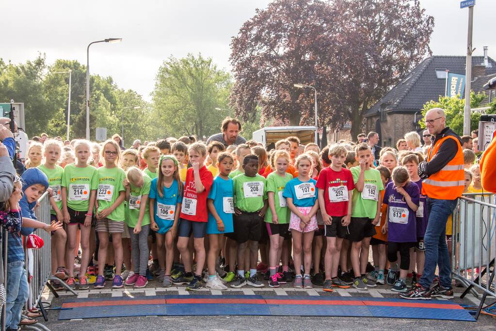 Veel publiek bij 34e Klaverblad Verzekeringen Dorpsloop