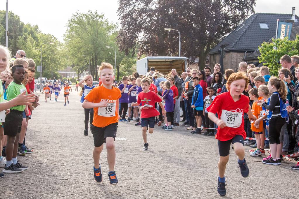 Veel publiek bij 34e Klaverblad Verzekeringen Dorpsloop