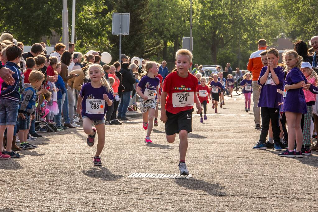 Veel publiek bij 34e Klaverblad Verzekeringen Dorpsloop