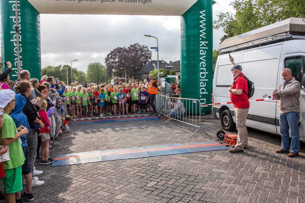 Veel publiek bij 34e Klaverblad Verzekeringen Dorpsloop
