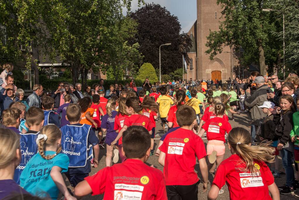 Veel publiek bij 34e Klaverblad Verzekeringen Dorpsloop