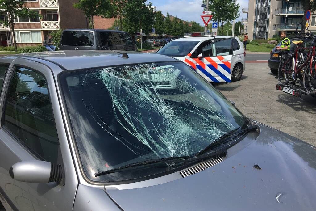 Overstekende fietsster geschept door auto