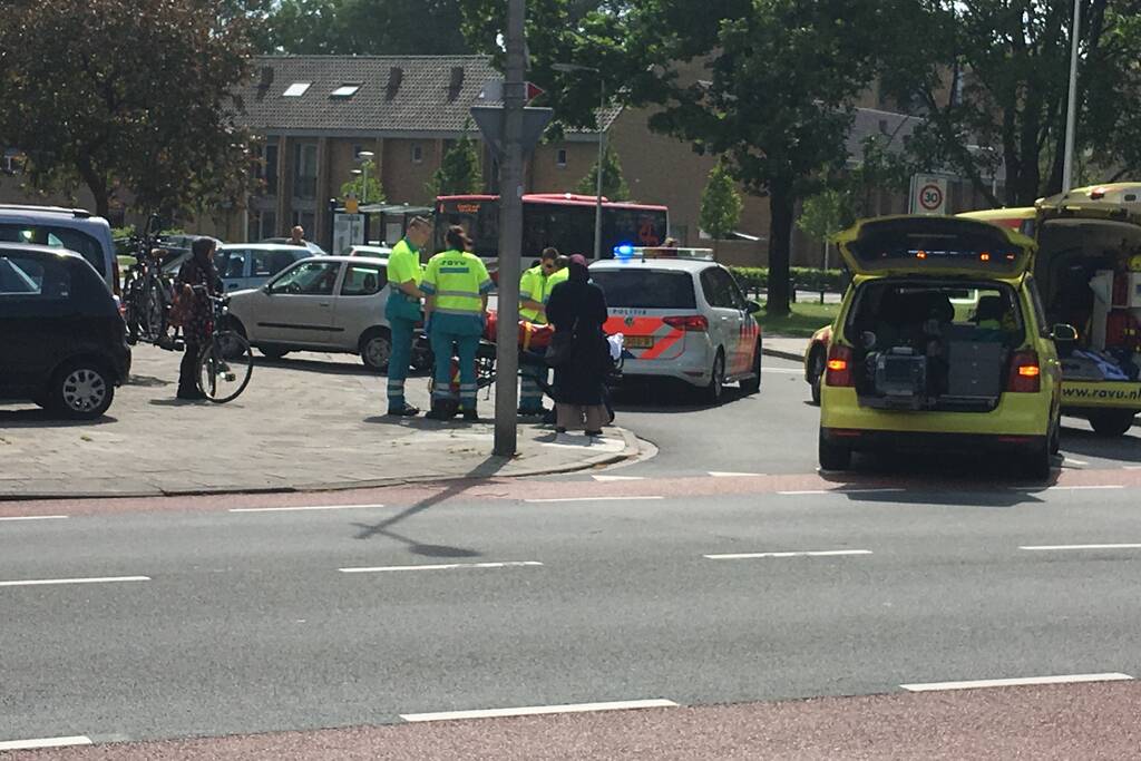 Overstekende fietsster geschept door auto