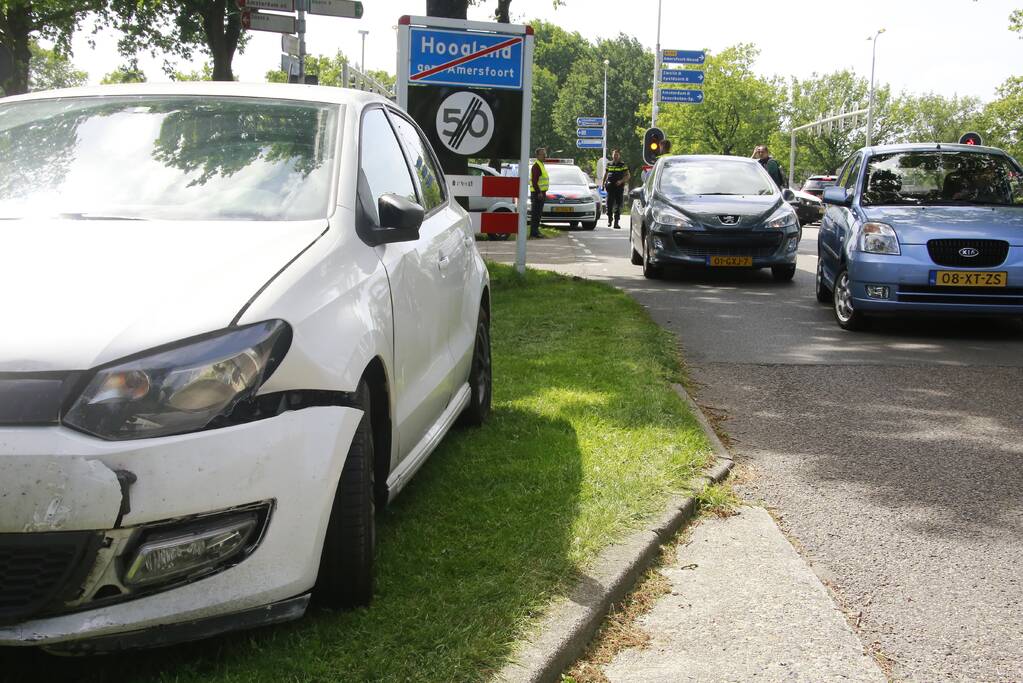 Invalide scootmobiel en auto botsen