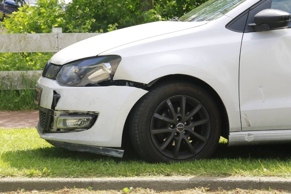 Invalide scootmobiel en auto botsen