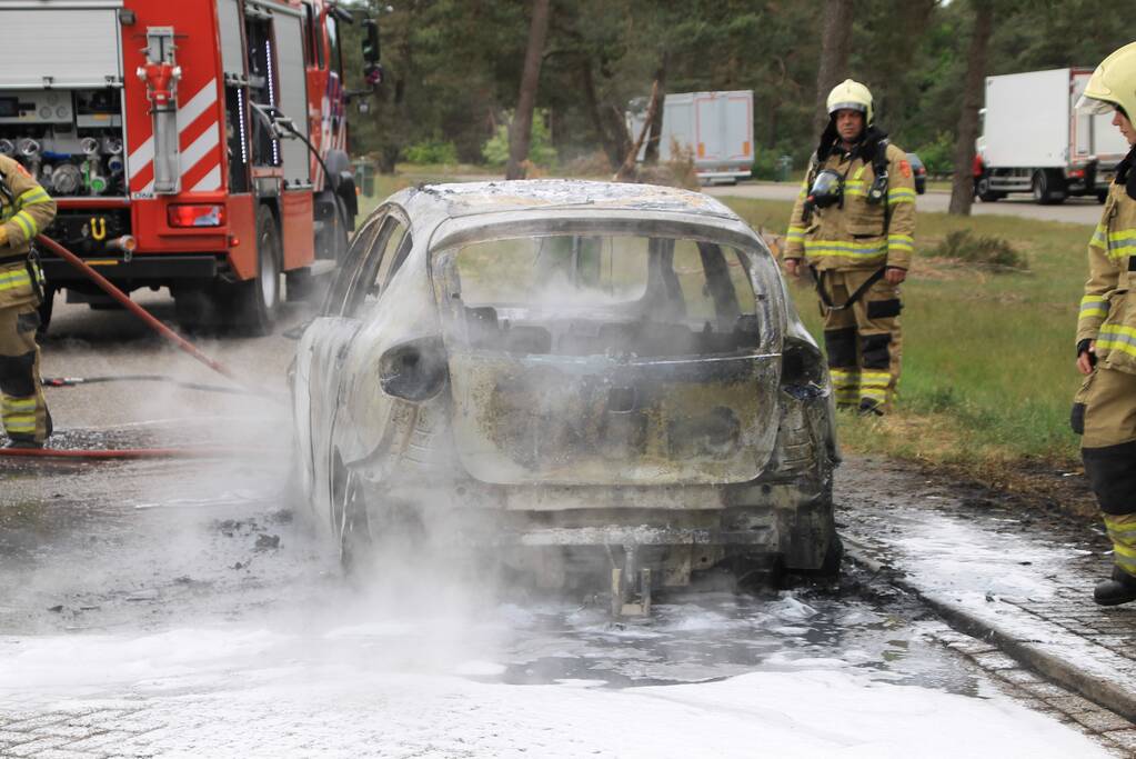 Auto verwoest door brand