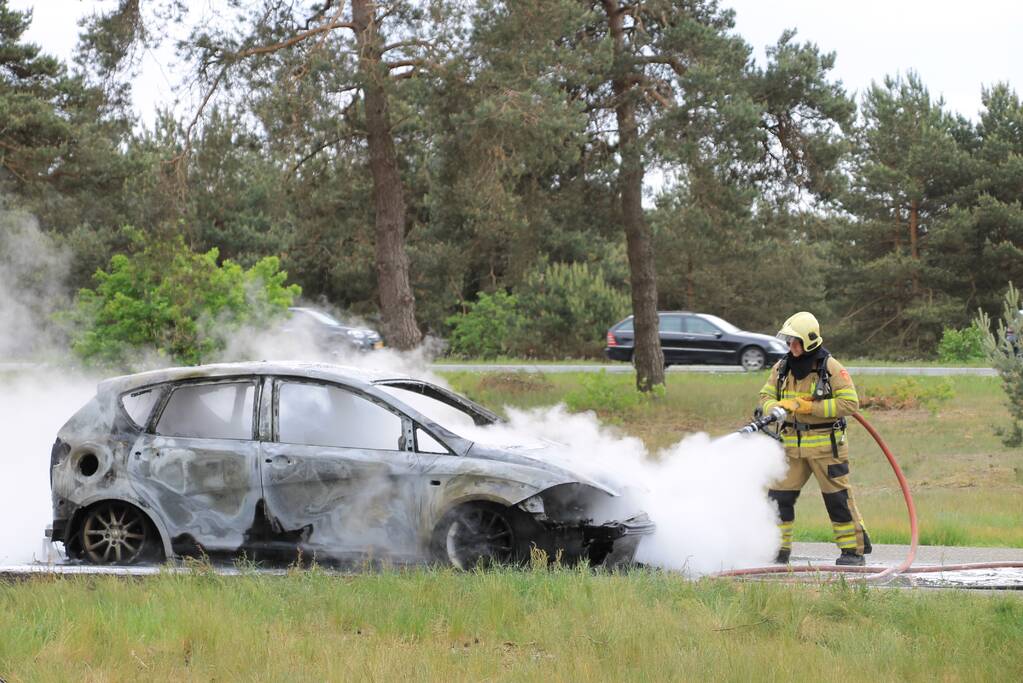 Auto verwoest door brand