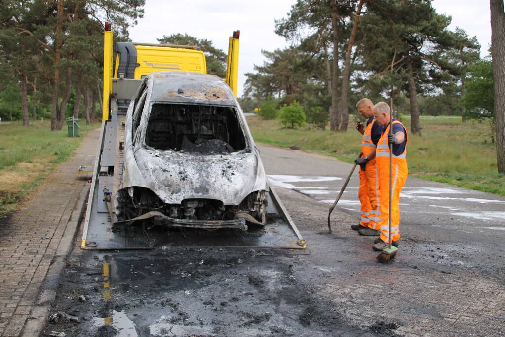 Auto verwoest door brand