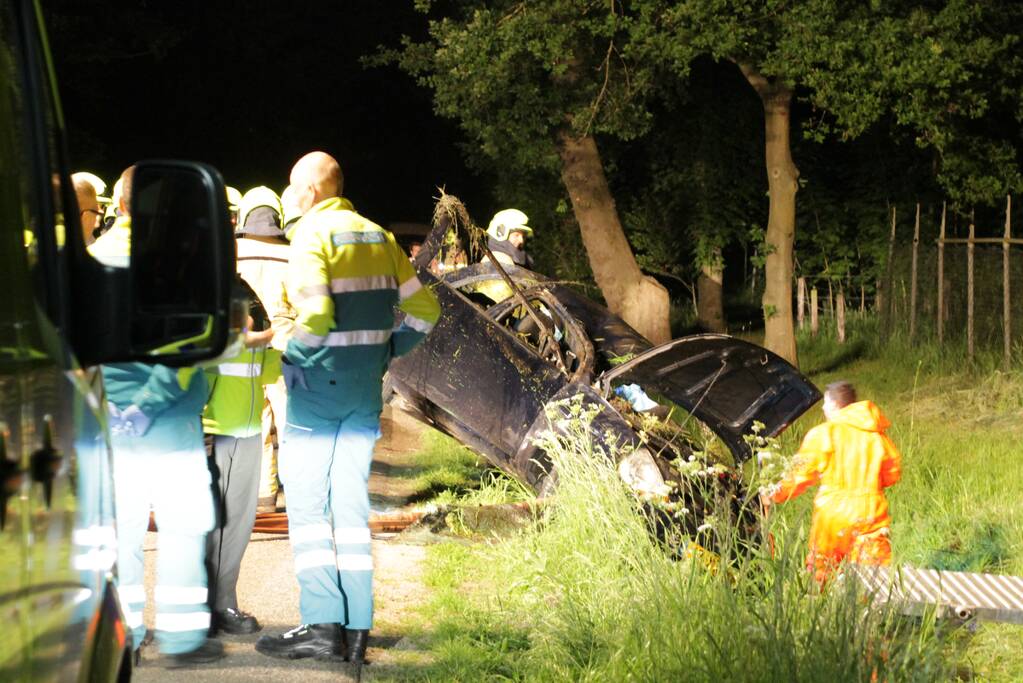 Auto belandt in sloot, automobilist spoorloos