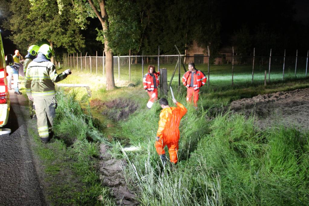 Auto belandt in sloot, automobilist spoorloos