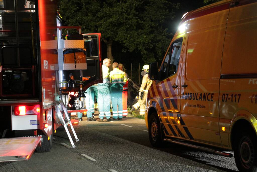 Auto belandt in sloot, automobilist spoorloos