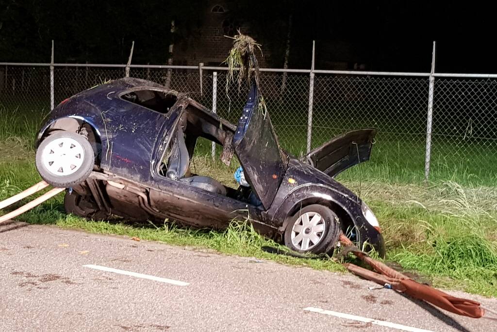 Auto belandt in sloot, automobilist spoorloos