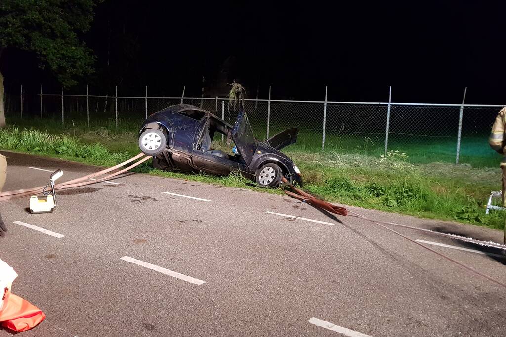 Auto belandt in sloot, automobilist spoorloos