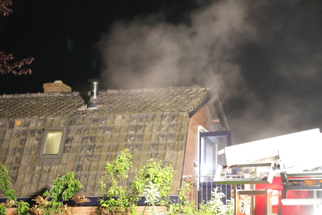 Brandweer blust uitslaande woningbrand