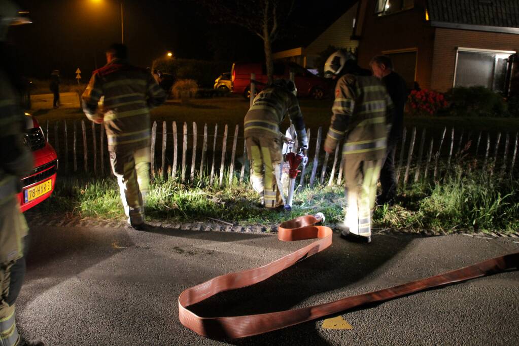 Brandweer blust uitslaande woningbrand