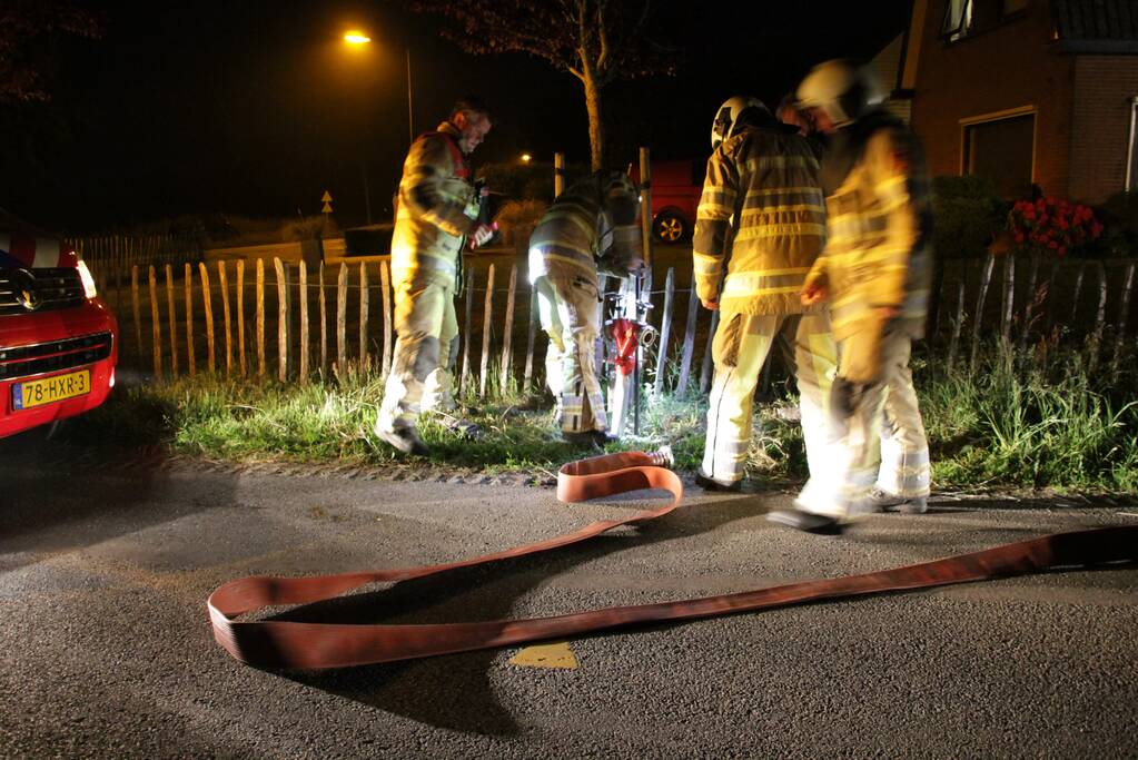 Brandweer blust uitslaande woningbrand