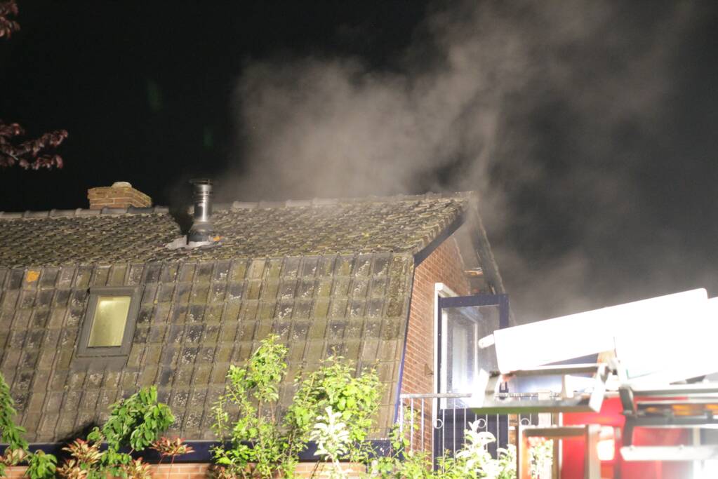 Brandweer blust uitslaande woningbrand