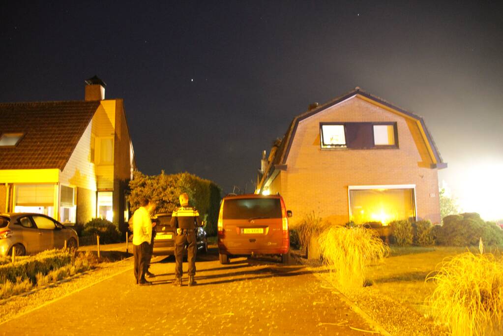 Brandweer blust uitslaande woningbrand