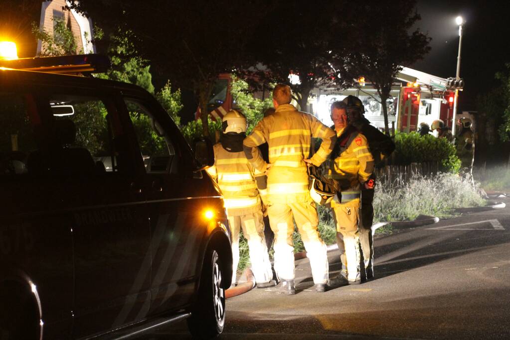 Brandweer blust uitslaande woningbrand