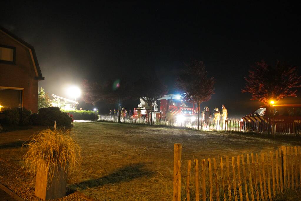 Brandweer blust uitslaande woningbrand