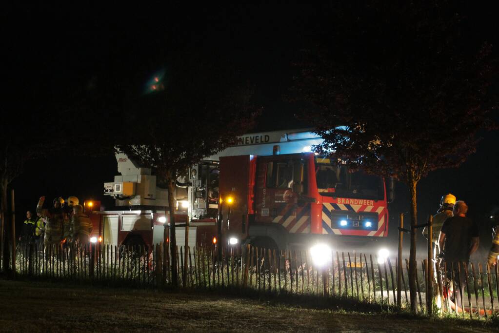 Brandweer blust uitslaande woningbrand