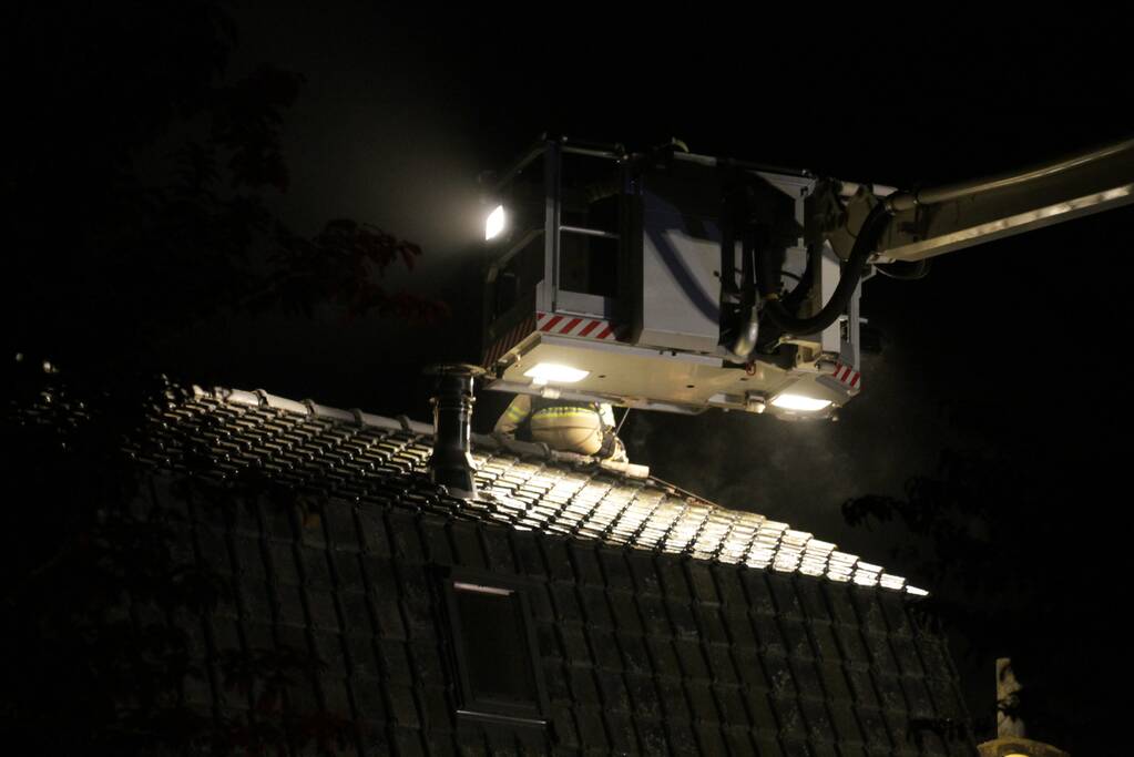 Brandweer blust uitslaande woningbrand