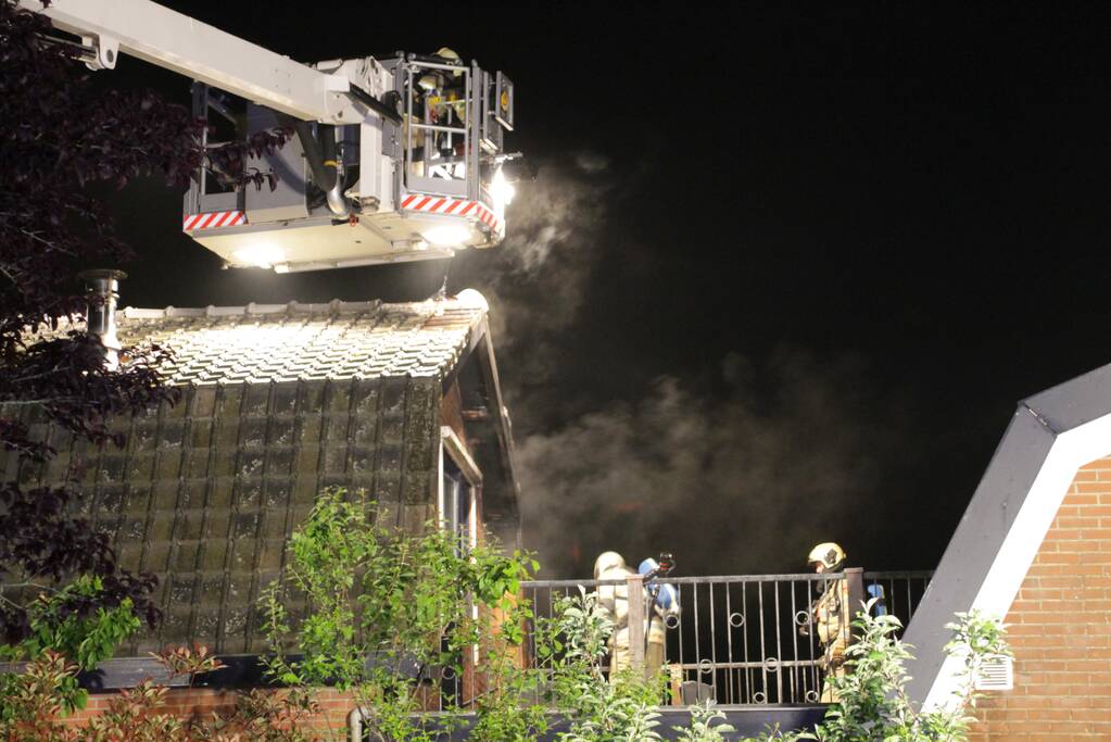 Brandweer blust uitslaande woningbrand