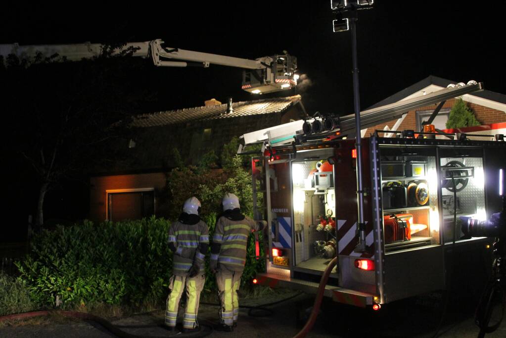 Brandweer blust uitslaande woningbrand