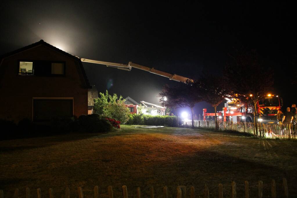 Brandweer blust uitslaande woningbrand