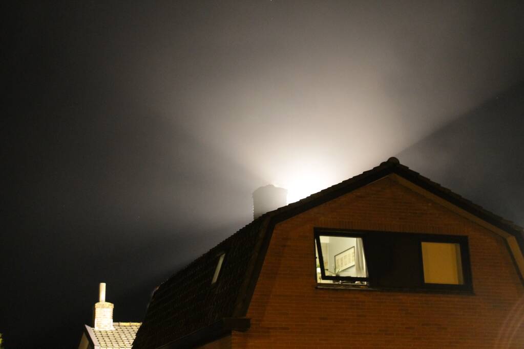 Brandweer blust uitslaande woningbrand