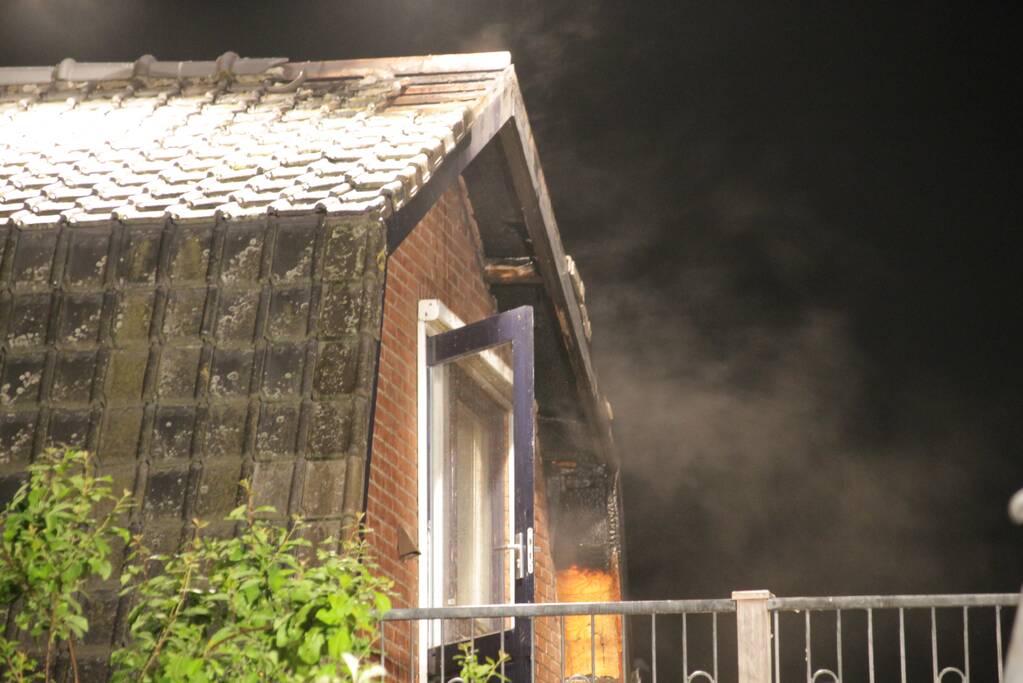 Brandweer blust uitslaande woningbrand