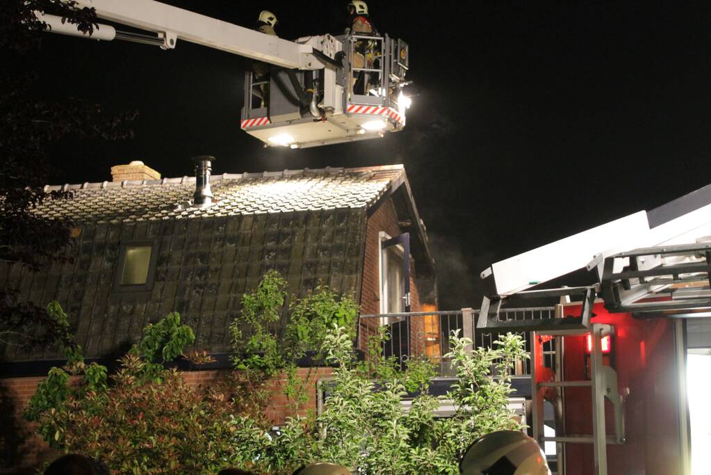 Brandweer blust uitslaande woningbrand