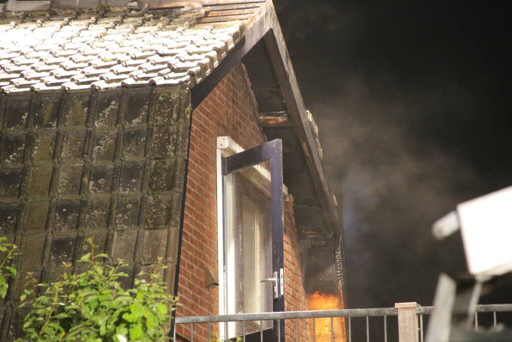 Brandweer blust uitslaande woningbrand
