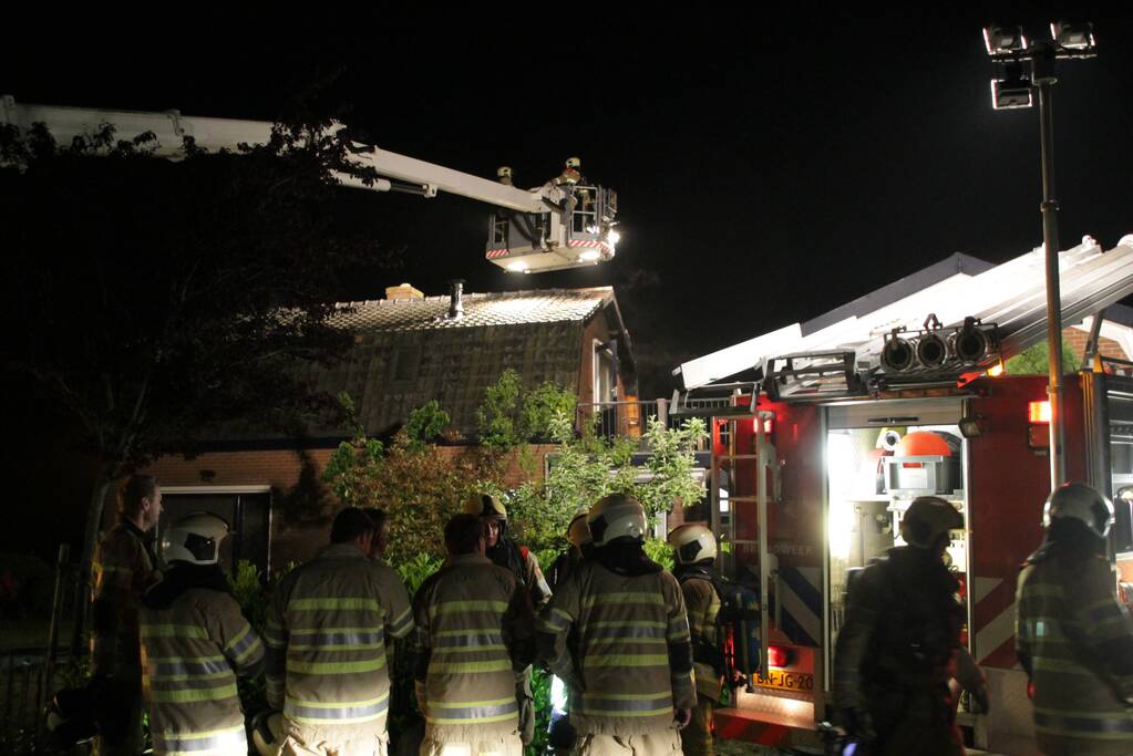 Brandweer blust uitslaande woningbrand