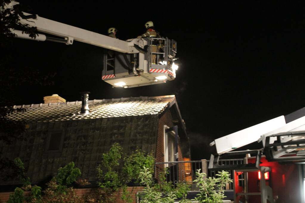 Brandweer blust uitslaande woningbrand