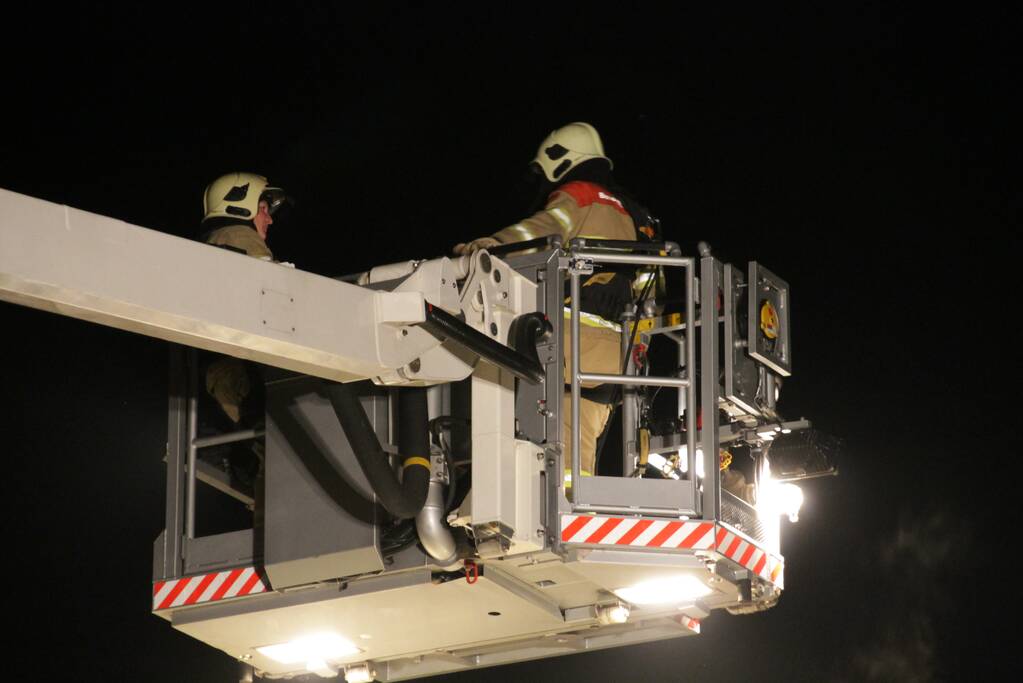 Brandweer blust uitslaande woningbrand