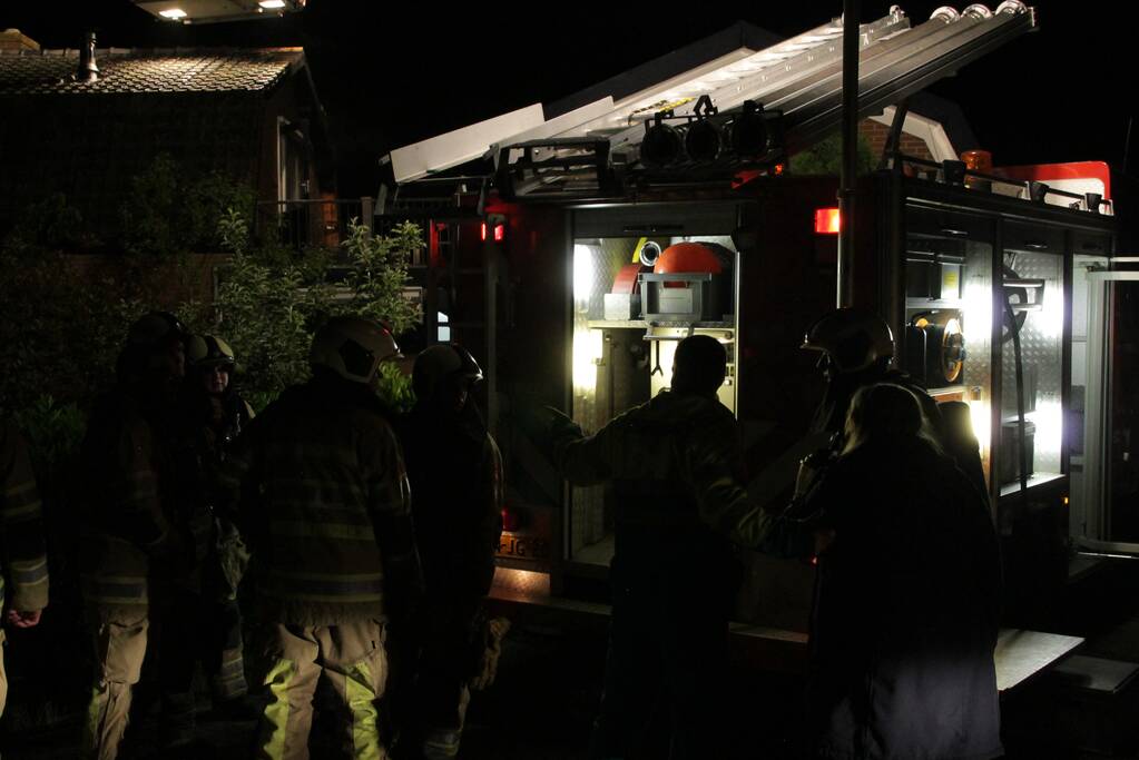 Brandweer blust uitslaande woningbrand