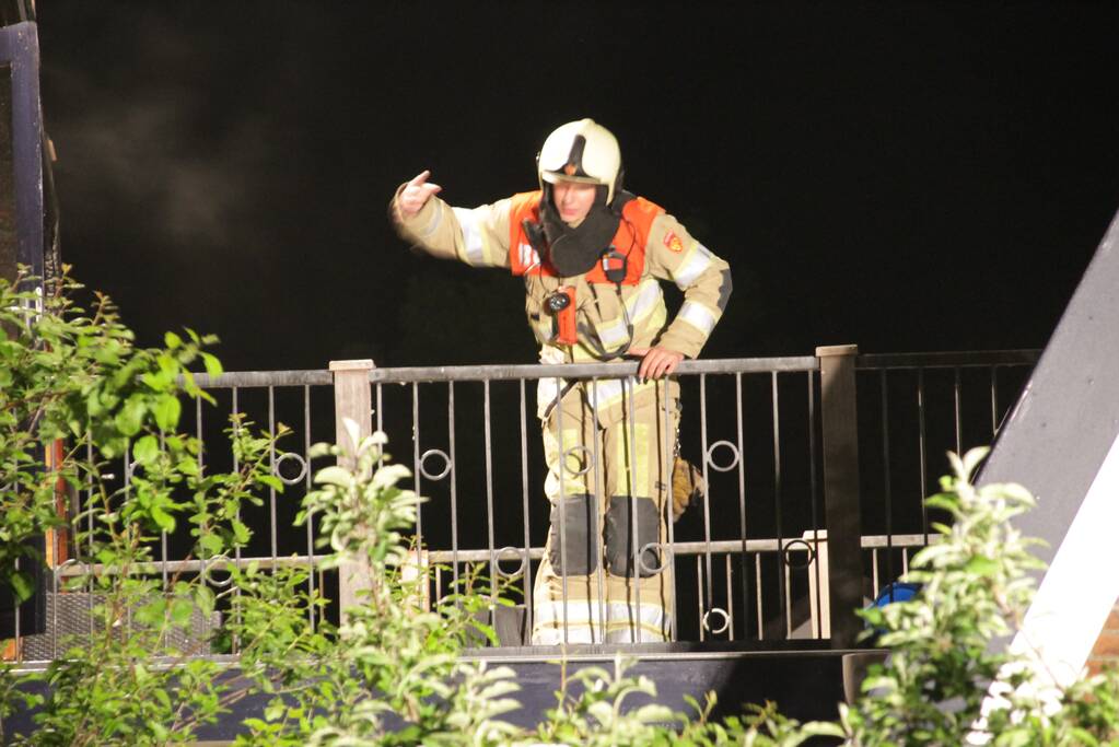 Brandweer blust uitslaande woningbrand