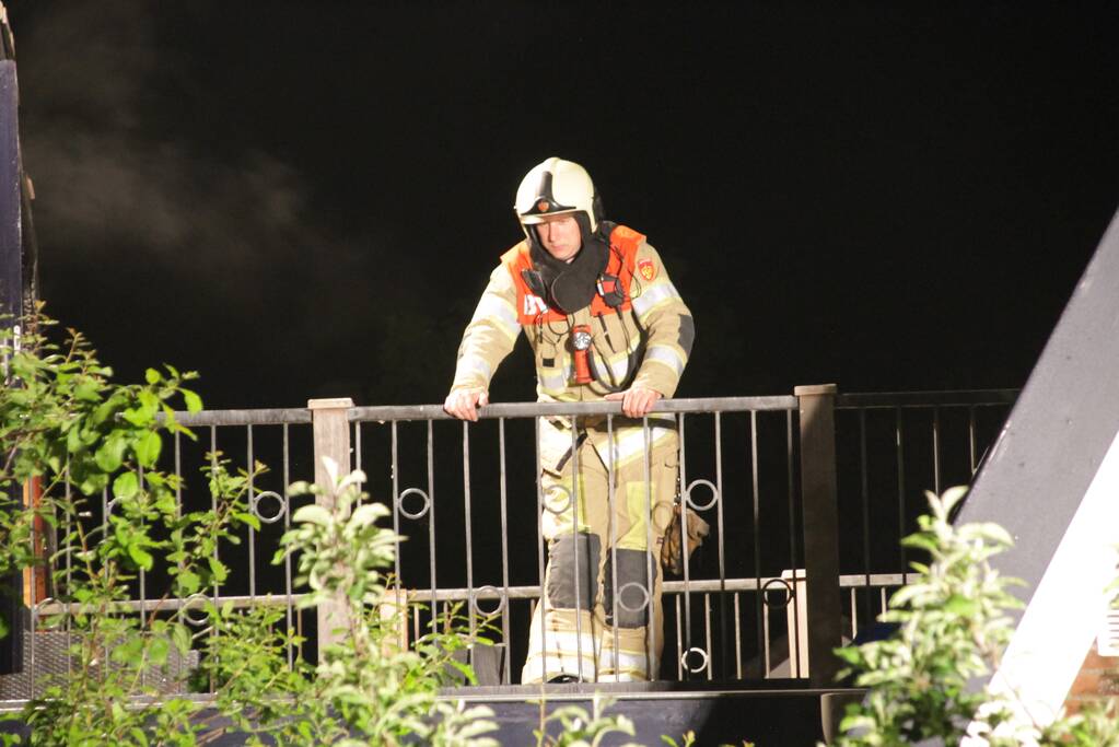 Brandweer blust uitslaande woningbrand