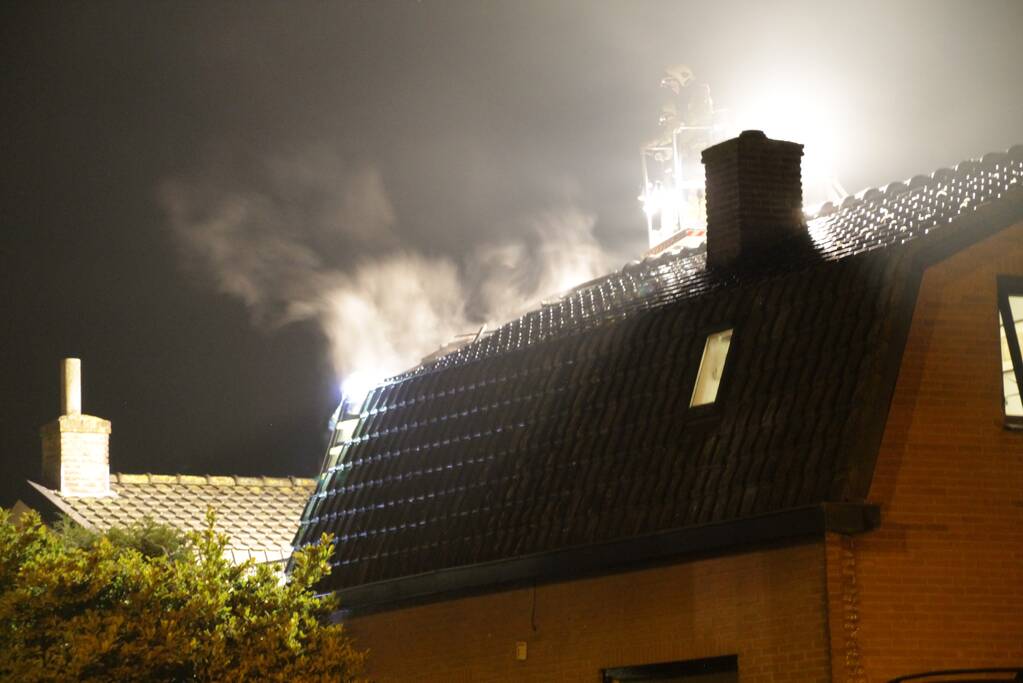 Brandweer blust uitslaande woningbrand