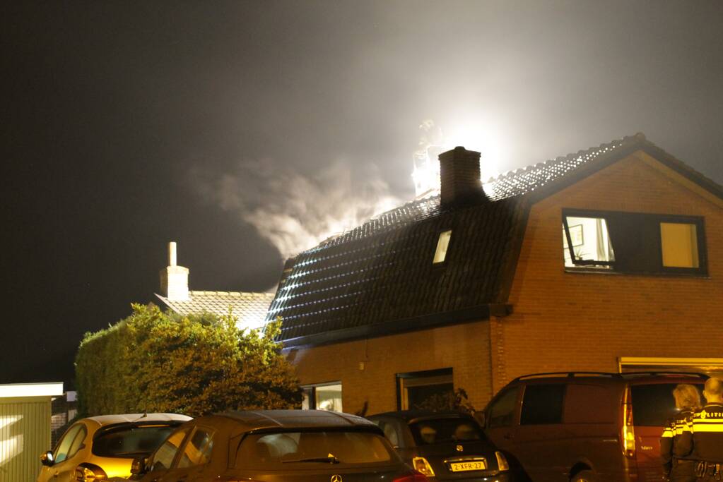 Brandweer blust uitslaande woningbrand