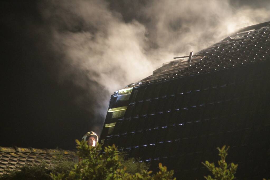 Brandweer blust uitslaande woningbrand