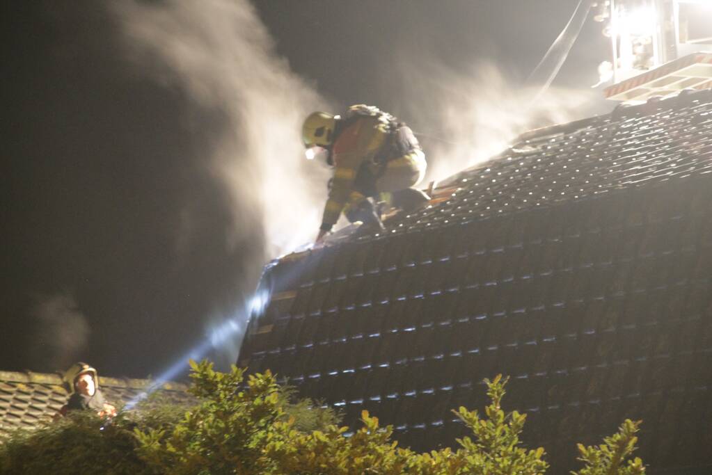 Brandweer blust uitslaande woningbrand