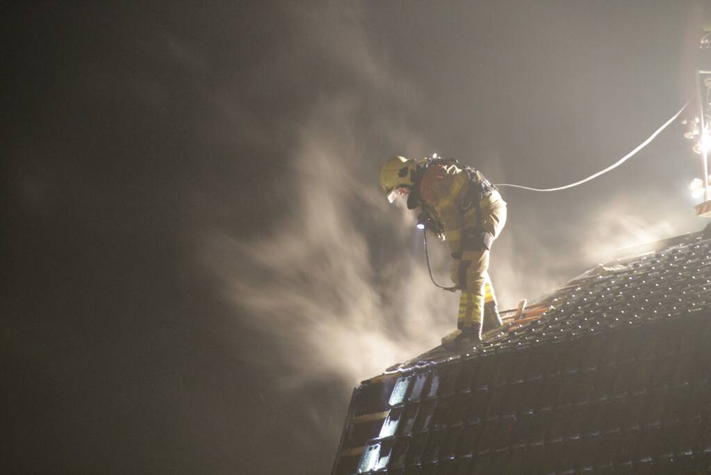 Brandweer blust uitslaande woningbrand