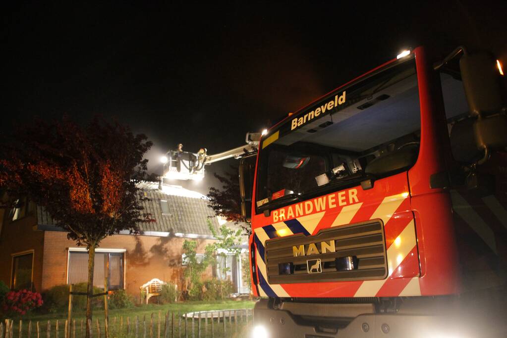 Brandweer blust uitslaande woningbrand